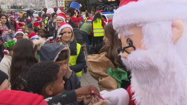 Escolas da Falagueira-Venda Nova Saem à Rua em Parada de Natal